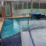 agua cayendo tipo cascada en alberca con jacuzzi y regaderas